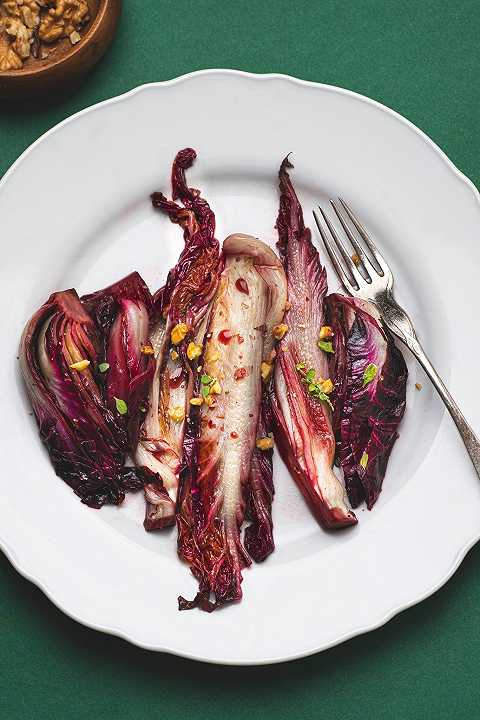 Radicchio in padella con aceto balsamico, la ricetta di un contorno pronto in 10 minuti