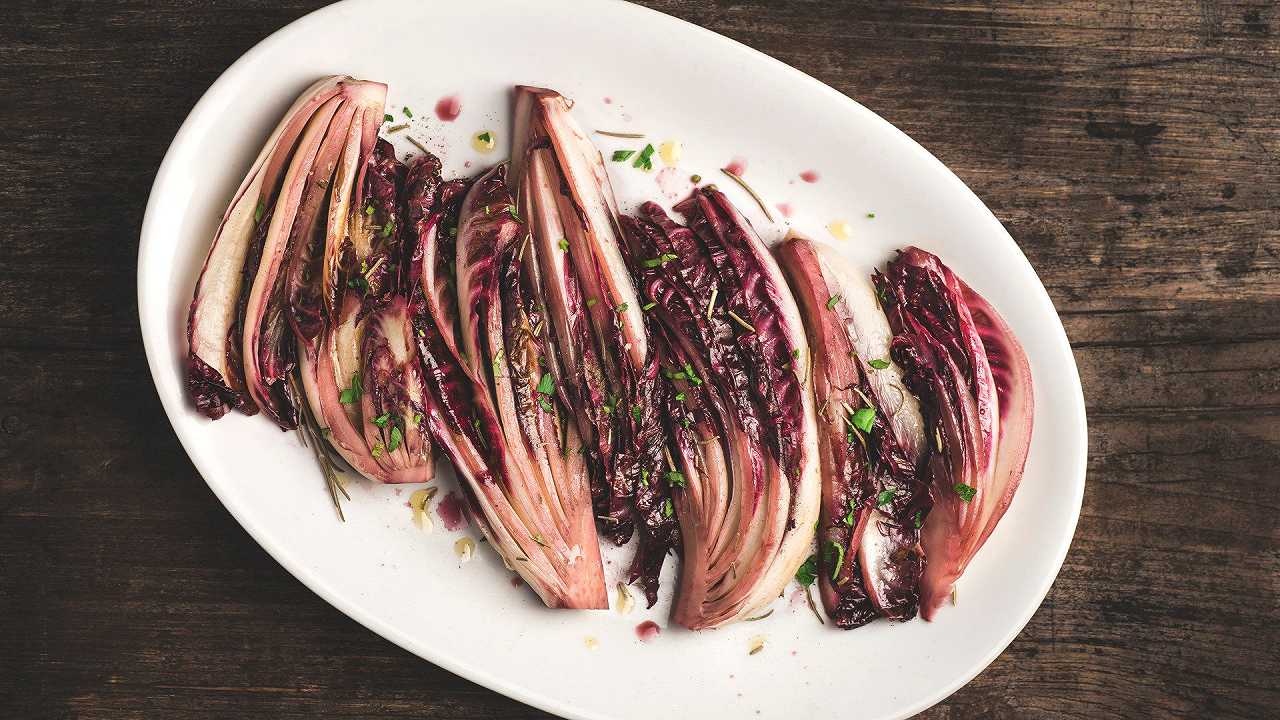 Radicchio in padella con aceto balsamico, la ricetta di un contorno pronto in 10 minuti