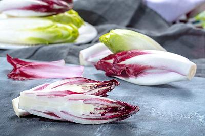 Lavate e tagliate il radicchio