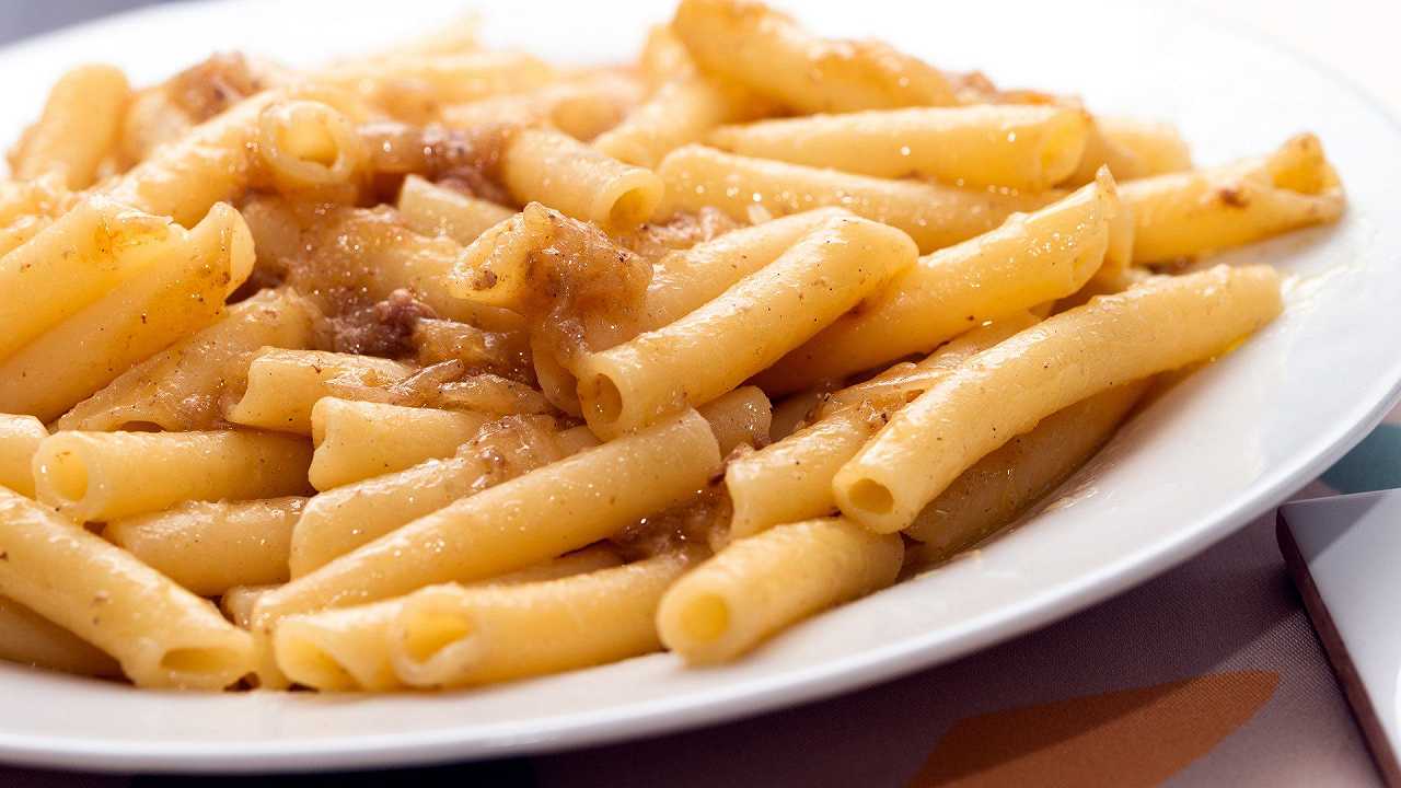 Ziti alla genovese, la ricetta originale con la pasta fatta in casa