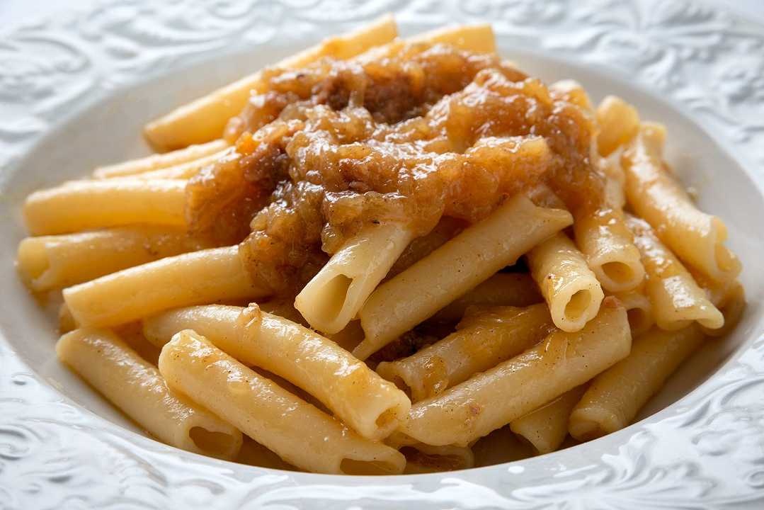 Ziti alla genovese, la ricetta originale con la pasta fatta in casa