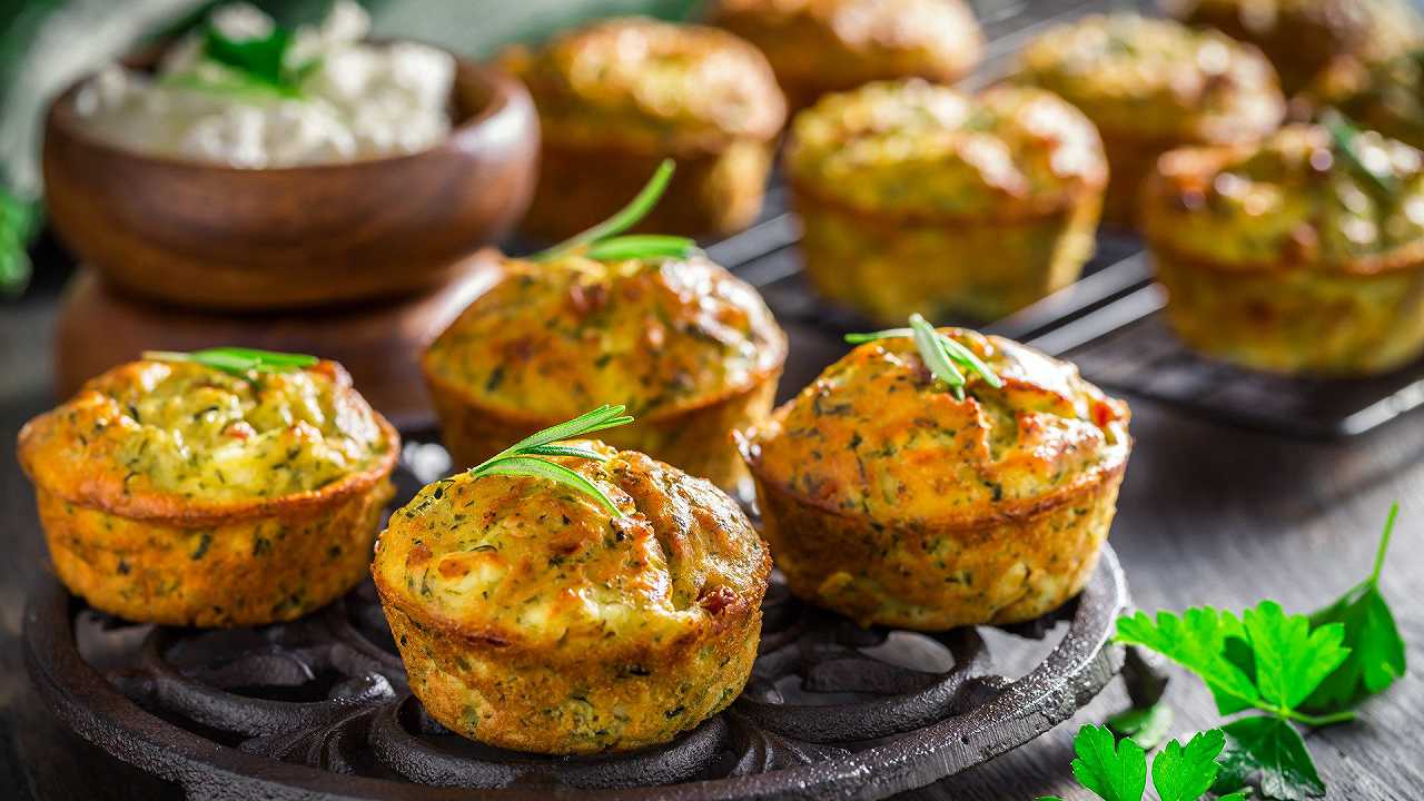 Muffin salati con zucchine, la ricetta svuota frigo e salva buffet