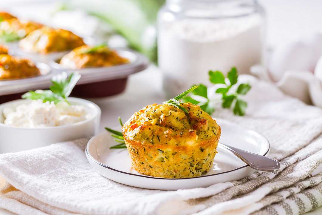 Muffin salati con zucchine, la ricetta svuota frigo e salva buffet