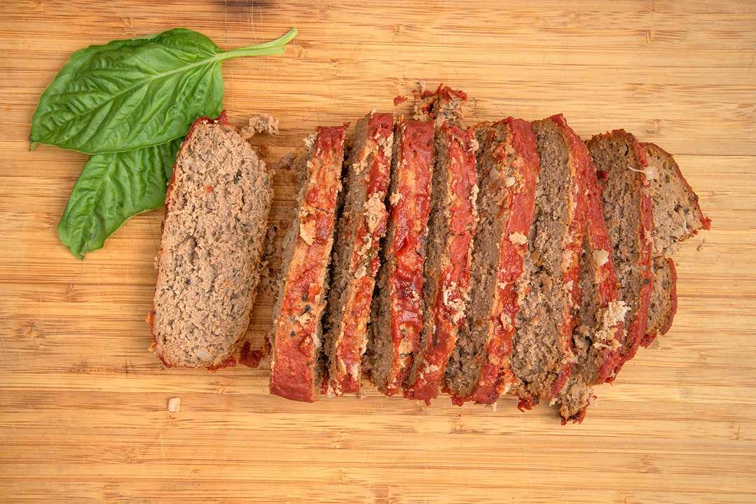 Polpettone di carne in padella, la ricetta per farlo morbido e con tanta salsa