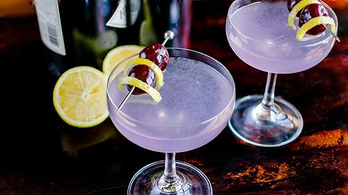 Aviation cocktail, la ricetta del drink centenario alla violetta