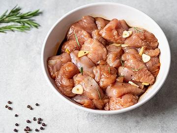 Tagliate e marinate la carne