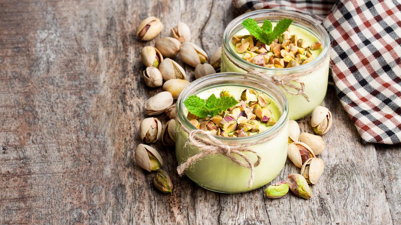 Cremoso al pistacchio, la ricetta di una panna cotta morbida e profumata