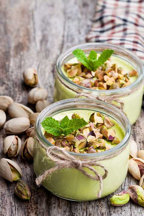 Cremoso al pistacchio, la ricetta di una panna cotta morbida e profumata