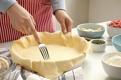 Stendete la pasta brisé e foderate la teglia