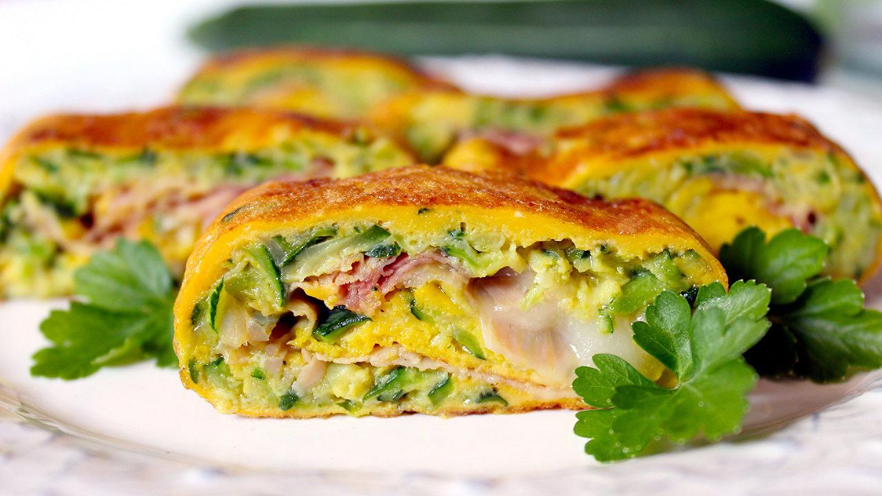Rotolo di zucchine con prosciutto ed Emmental, la ricetta filante