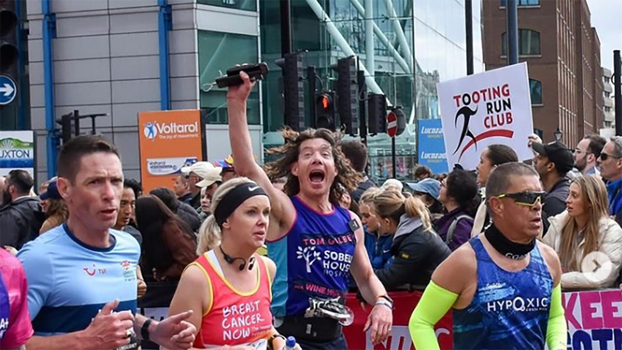 Fa la maratona di Londra degustando vino: Tom Gibley entra nel mito