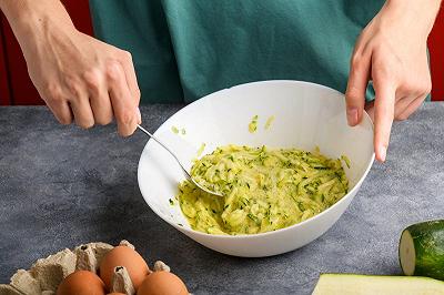sbattete le uova con le zucchine grattugiate