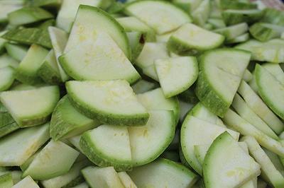 Lavate e tagliate le zucchine
