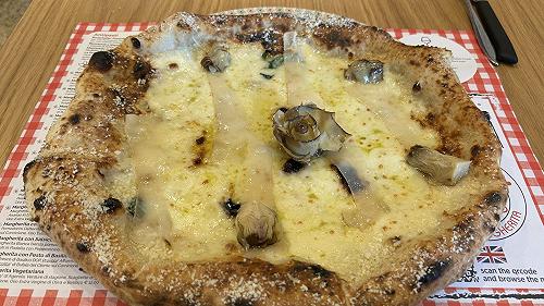 Casa della Pizza di Gino Sorbillo al Vomero: recensione oltre l’ananas (e l’attesa)
