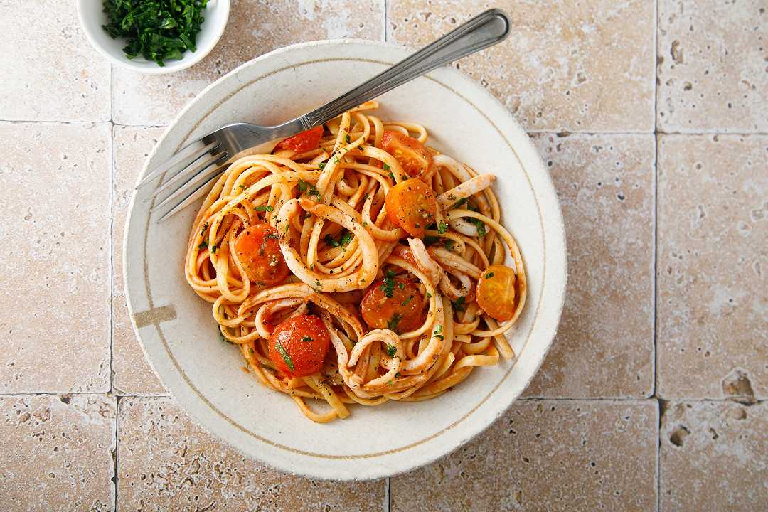 Pasta con calamari e pomodorini, la ricetta del primo di pesce pronto in 20 minuti