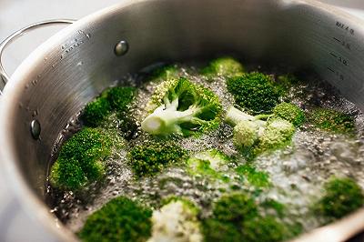 Cuocete i broccoli e la pasta