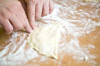 Stendete la pasta per i cjarsons e riempiteli