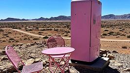 Nel mezzo del Deserto del Namib c’è un frigo rosa perfettamente funzionante
