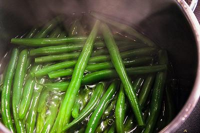 Pulite, lessate e tritate i fagiolini