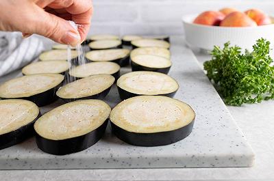 Tagliate e salate le melanzane