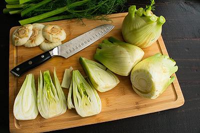 Lavate e tagliate i finocchi