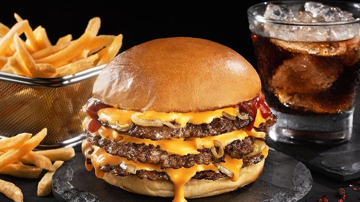 Ci facciamo consegnare da Glovo una quantità impressionante di hamburger