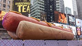 A Times Square è apparso un hot dog di venti metri