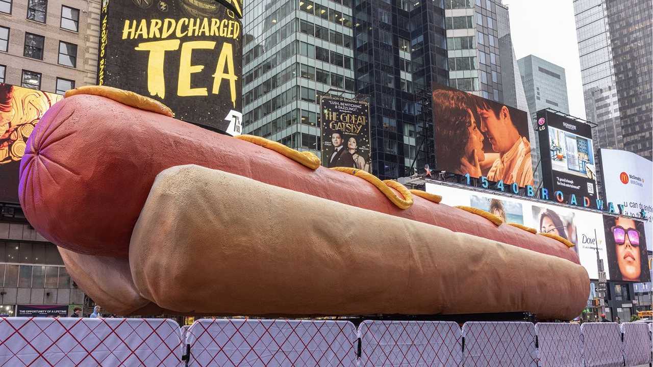 A Times Square è apparso un hot dog di venti metri