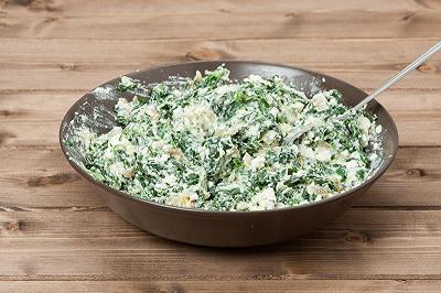 Cuocete gli spinaci e preparate il ripieno