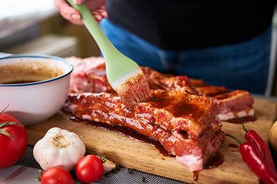 Marinate la carne