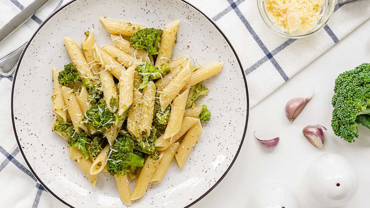 Pasta con broccoli e acciughe, la ricetta del primo alle verdure buono e legato