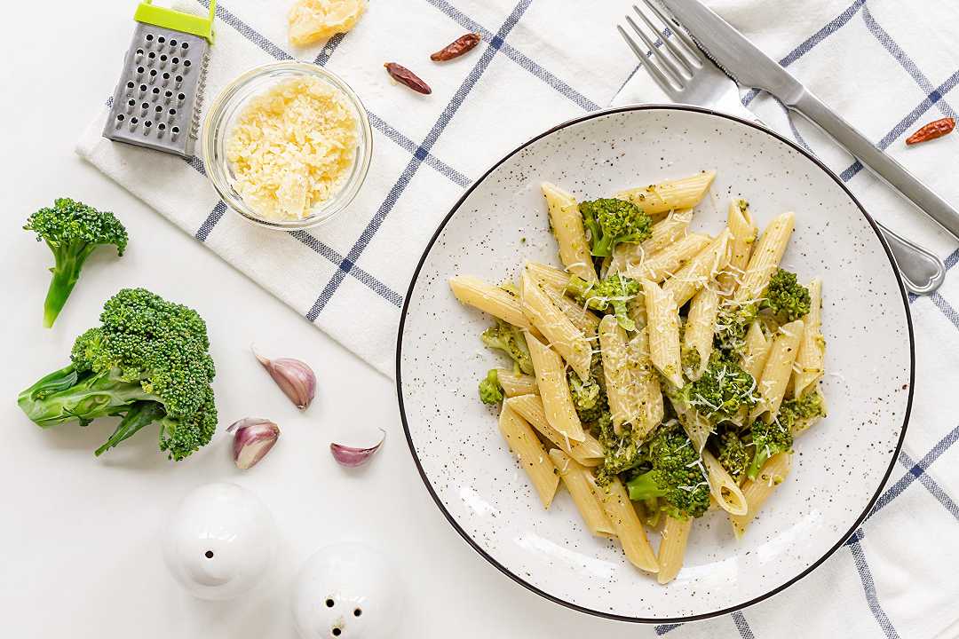 Pasta con broccoli e acciughe, la ricetta del primo alle verdure buono e legato