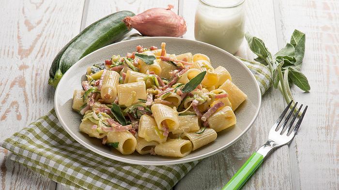 Pasta con crema di zucchine e speck, la ricetta per giocare con le consistenze