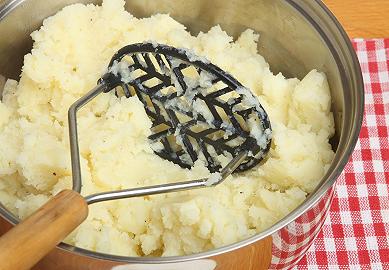 Cuocete e schiacciate le patate