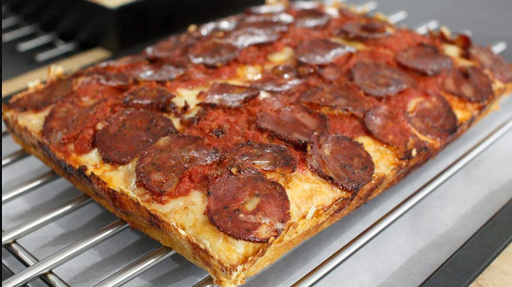 Pizza Detroit Style, la ricetta nerd della pizza americana che vi farà cambiare idea su quella italiana
