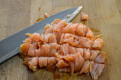 Tritate grossolanamente il salmone e affettate il cipollotto.