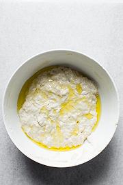 Impastate la farina con olio e acqua