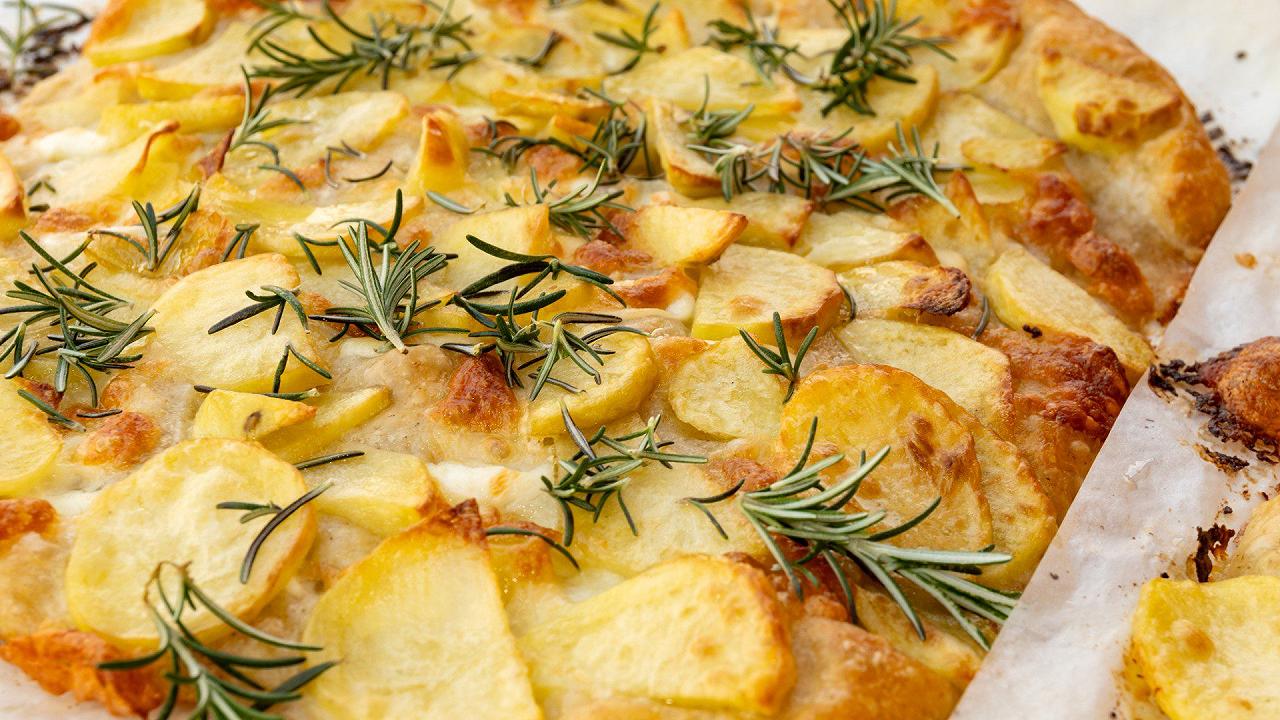 Schiacciata di patate al forno, la ricetta per farla croccante e senza lievito