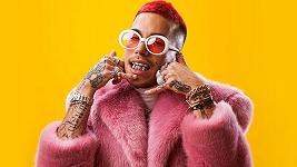 Sfera Ebbasta firma le patatine che tingono la lingua di blu