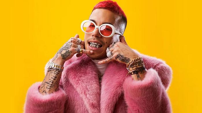 Sfera Ebbasta firma le patatine che tingono la lingua di blu