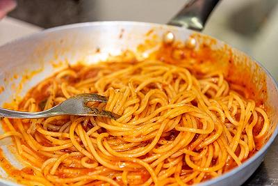Terminate il sugo e cuocete la pasta