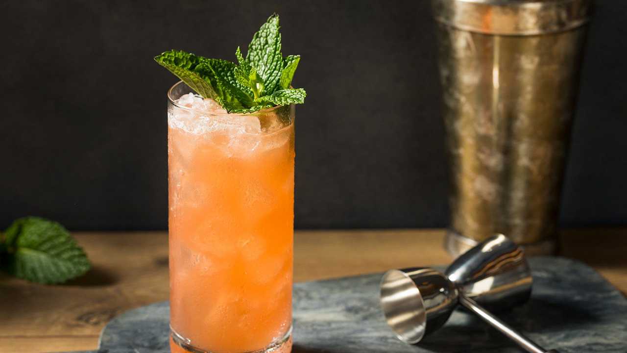Zombie cocktail, la ricetta del drink tiki ad alta gradazione