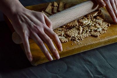 Preparate la base per la torta fredda