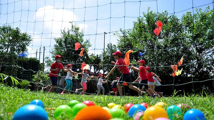 Una catena di fast food ha annunciato un campo estivo per bambini, ed è subito polemica