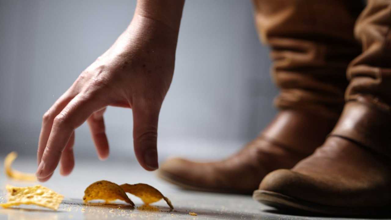 Se un cibo cade a terra entro 5 secondi si può mangiare? Ora c’è una risposta