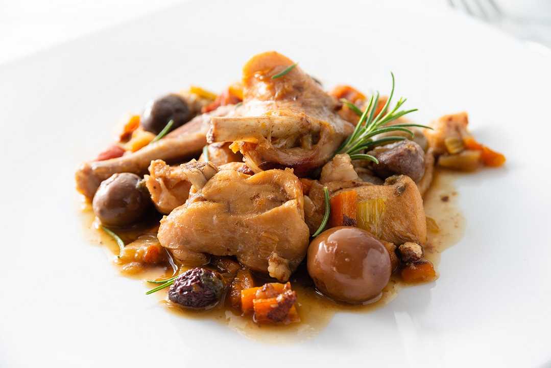 Coniglio in agrodolce alla siciliana, la ricetta con olive, capperi e uvetta
