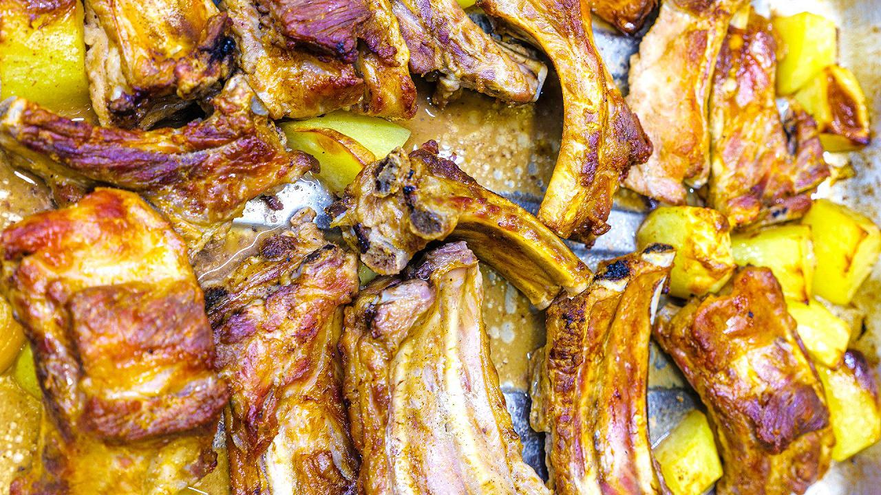 Costine di maiale al forno morbide, la ricetta con le patate