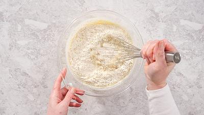 Mescolate gli ingredienti per la crema