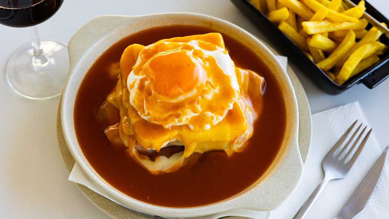 Francesinha, la ricetta del piatto tipico portoghese nei caffè cittadini