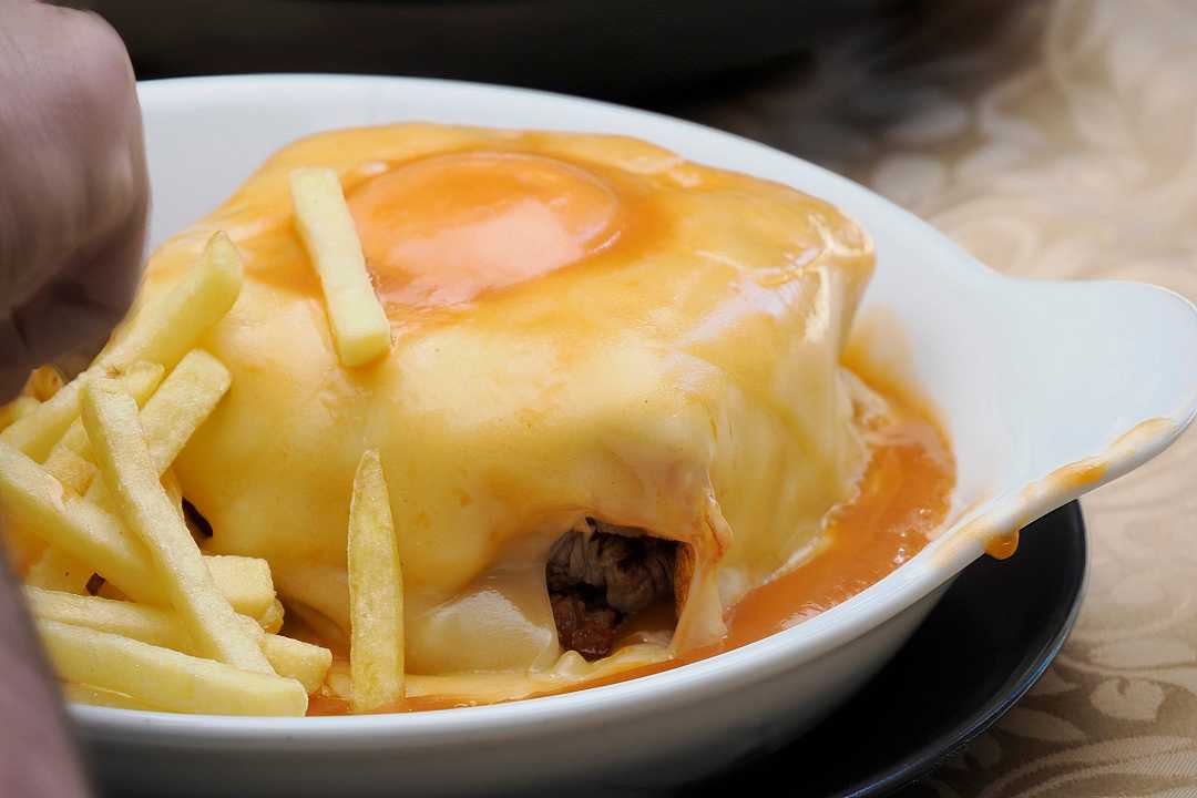 Francesinha, la ricetta del piatto tipico portoghese nei caffè cittadini